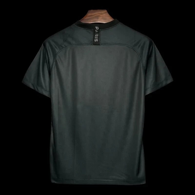 Maillot de football Paris Saint-Germain noir pour homme, logo Jordan Brand, détail PARIS au dos. Tissu respirant.