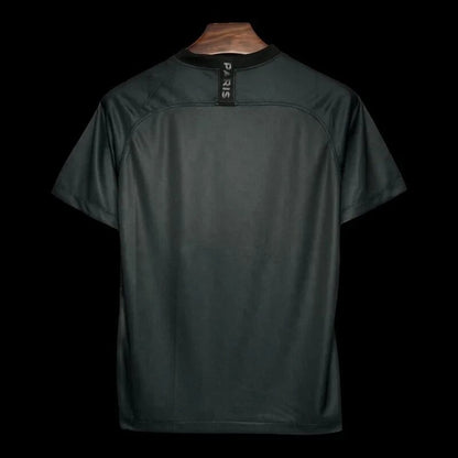 Maillot de football Paris Saint-Germain noir pour homme, logo Jordan Brand, détail PARIS au dos. Tissu respirant.