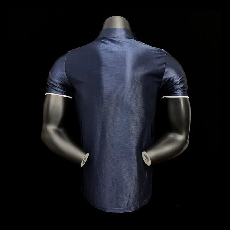 Maillot vintage PSG bleu marine, col polo, manches courtes avec bordure blanche, logo Nike et Opel. Idéal pour les fans.