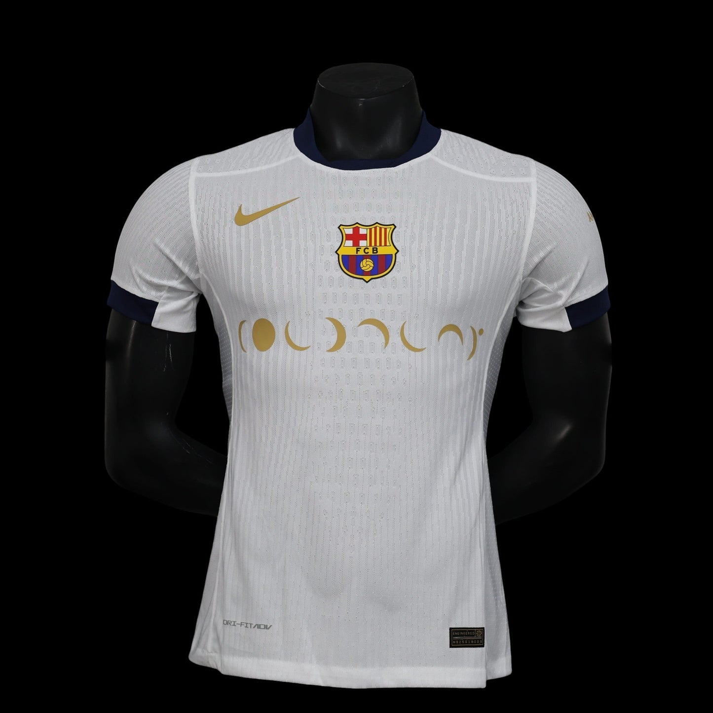 Maillot de football blanc FC Barcelone homme avec détails dorés, col marine. Tissu respirant.