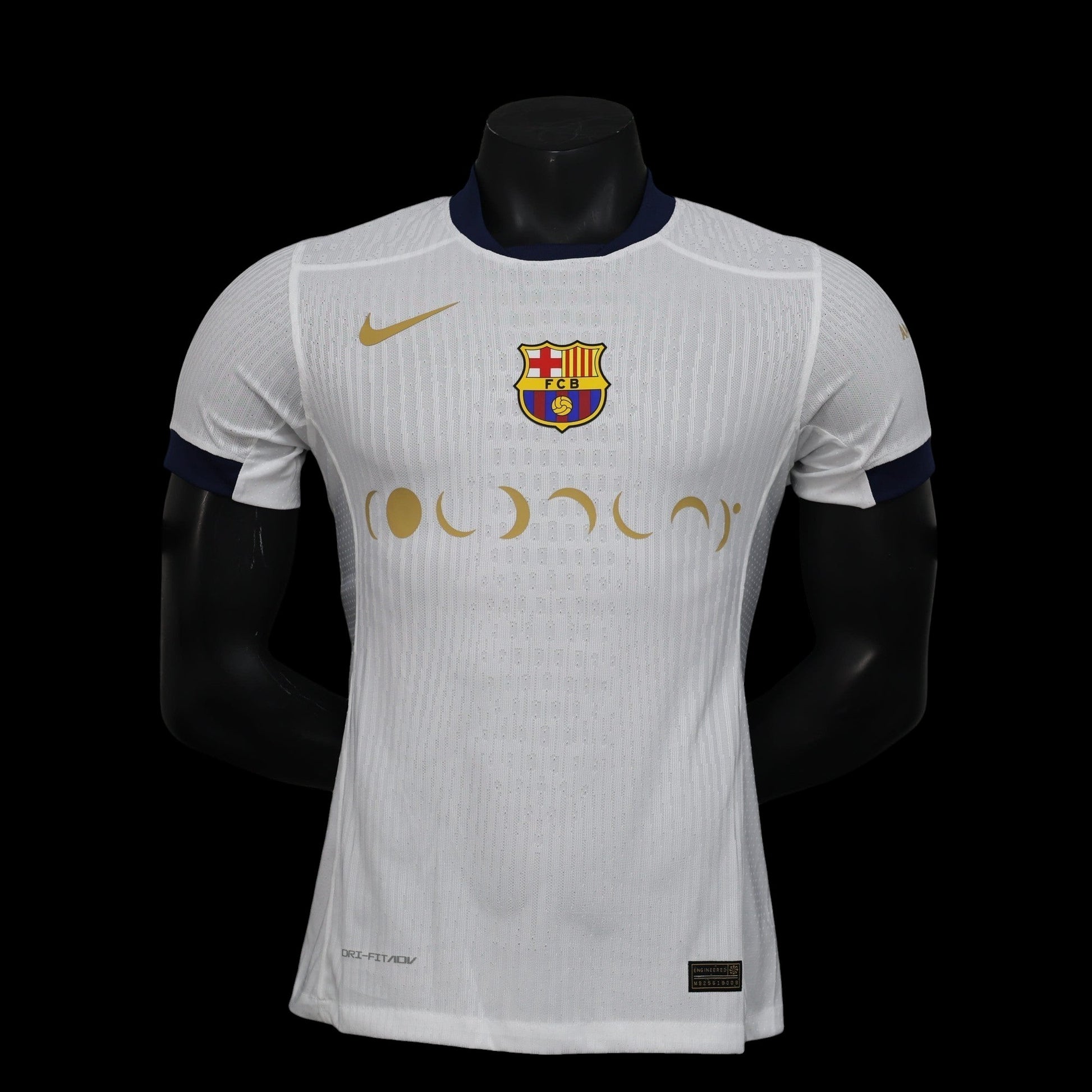 Maillot de football blanc FC Barcelone homme avec détails dorés, col marine. Tissu respirant.
