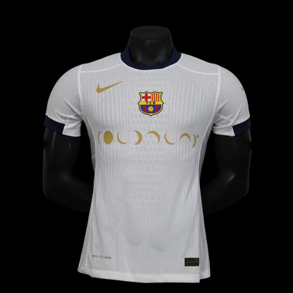 Maillot de football blanc FC Barcelone homme avec détails dorés, col marine. Tissu respirant.