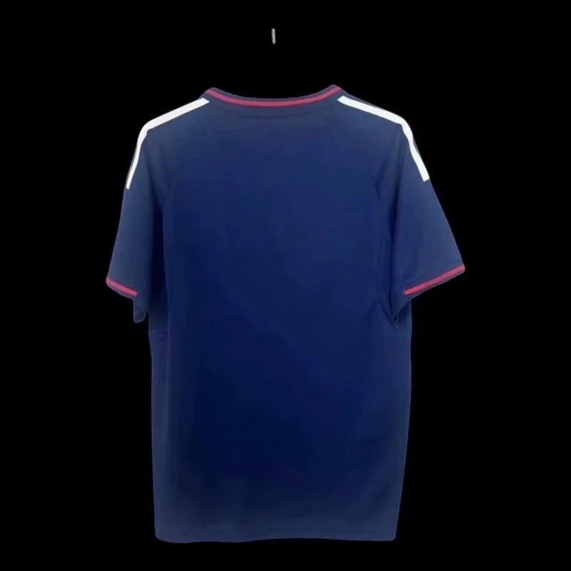 Maillot de football Olympique Lyonnais bleu marine pour homme, avec rayures blanches Adidas sur les épaules et finitions rouges. My Store 4Here.