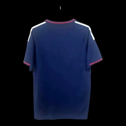 Maillot de football Olympique Lyonnais bleu marine pour homme, avec rayures blanches Adidas sur les épaules et finitions rouges. My Store 4Here.