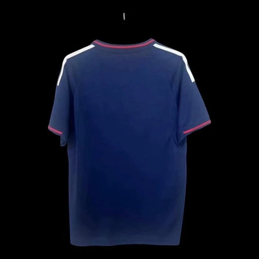 Maillot de football Olympique Lyonnais bleu marine pour homme, avec rayures blanches Adidas sur les épaules et finitions rouges. My Store 4Here.
