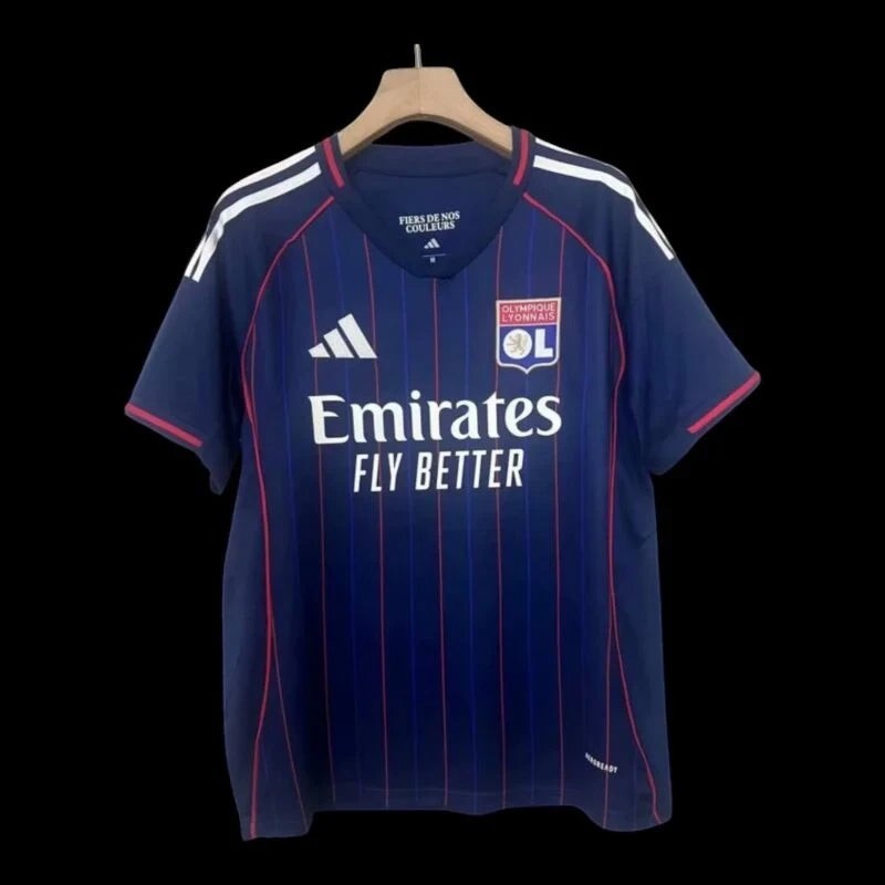 Maillot de football Olympique Lyonnais bleu marine pour homme, avec rayures verticales fines rouges, col et manches rouges, logo OL et sponsor Emirates Fly Better. My Store 4Here.