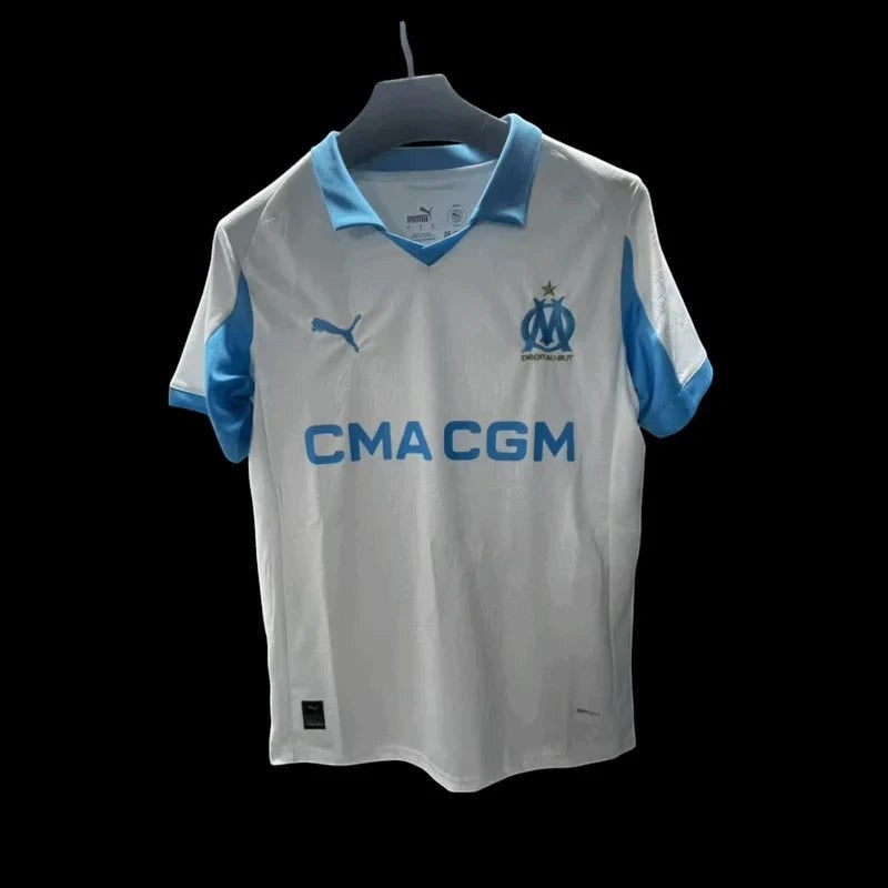Maillot de football Olympique de Marseille blanc pour homme, avec col et manches bleu ciel. Logo Puma et OM sur la poitrine, sponsor CMA CGM. Matière respirante.