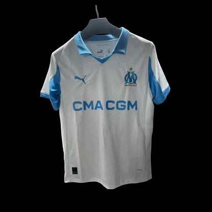 Maillot de football Olympique de Marseille blanc pour homme, avec col et manches bleu ciel. Logo Puma et OM sur la poitrine, sponsor CMA CGM. Matière respirante.