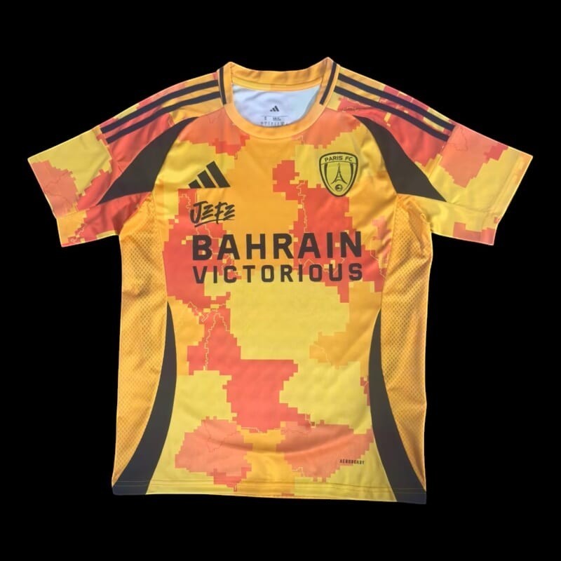 Maillot de football Paris FC Bahrain Victorious jaune, orange et noir avec motif camouflage numérique. Technologie AEROREADY.