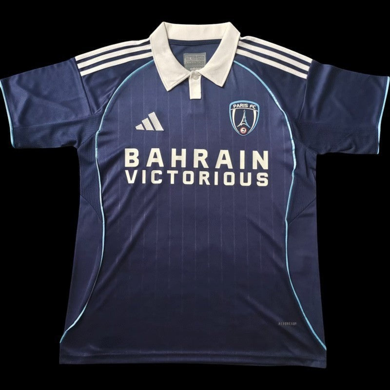 Maillot de football bleu marine pour homme Paris FC avec col polo blanc, logo Paris FC et slogan "BAHRAIN VICTORIOUS".