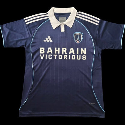 Maillot de football bleu marine pour homme Paris FC avec col polo blanc, logo Paris FC et slogan "BAHRAIN VICTORIOUS".