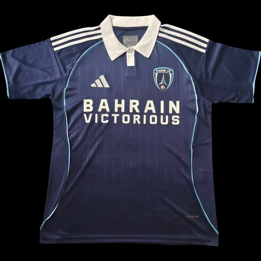 Maillot de football bleu marine pour homme Paris FC avec col polo blanc, logo Paris FC et slogan "BAHRAIN VICTORIOUS".