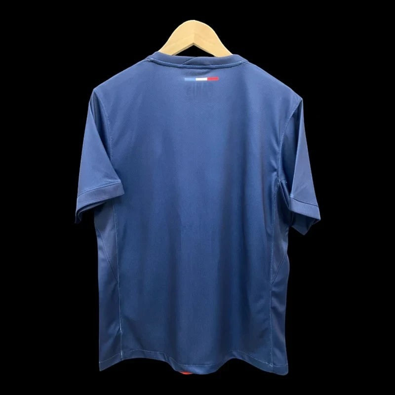 Maillot de football Paris Saint-Germain bleu marine pour homme, tissu respirant, logo PSG et bande tricolore au col.