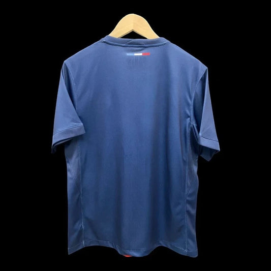 Maillot de football Paris Saint-Germain bleu marine pour homme, tissu respirant, logo PSG et bande tricolore au col.