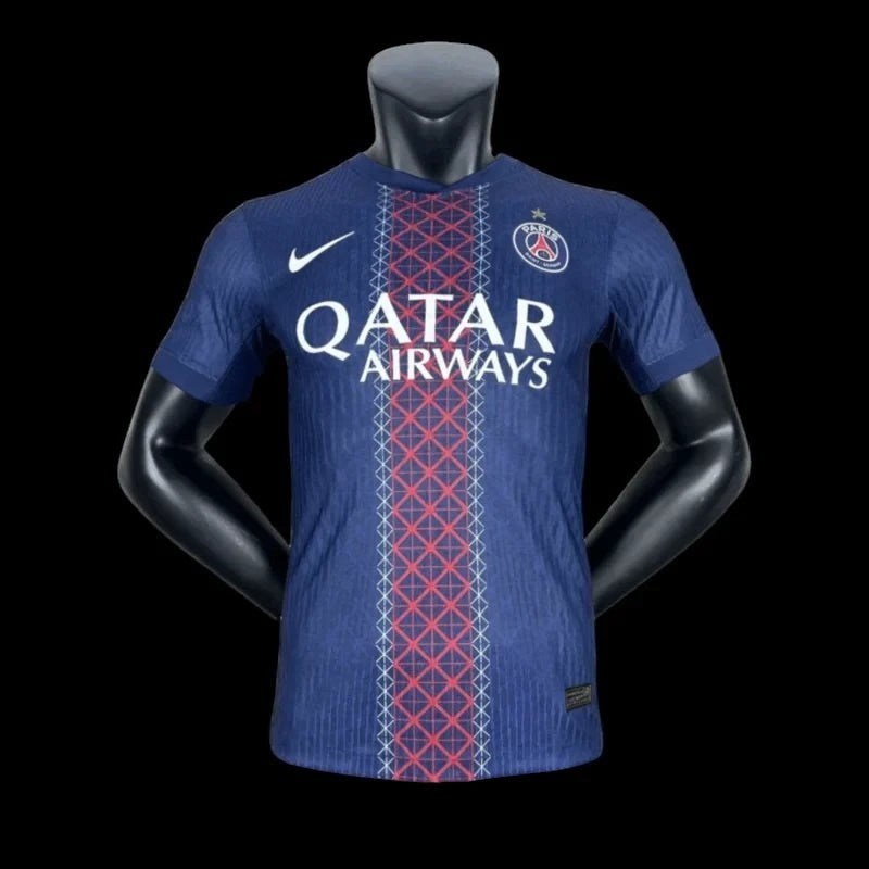 Maillot de football Paris Saint-Germain bleu marine pour homme, logo PSG et Swoosh Nike, sponsor QATAR AIRWAYS, motif graphique.