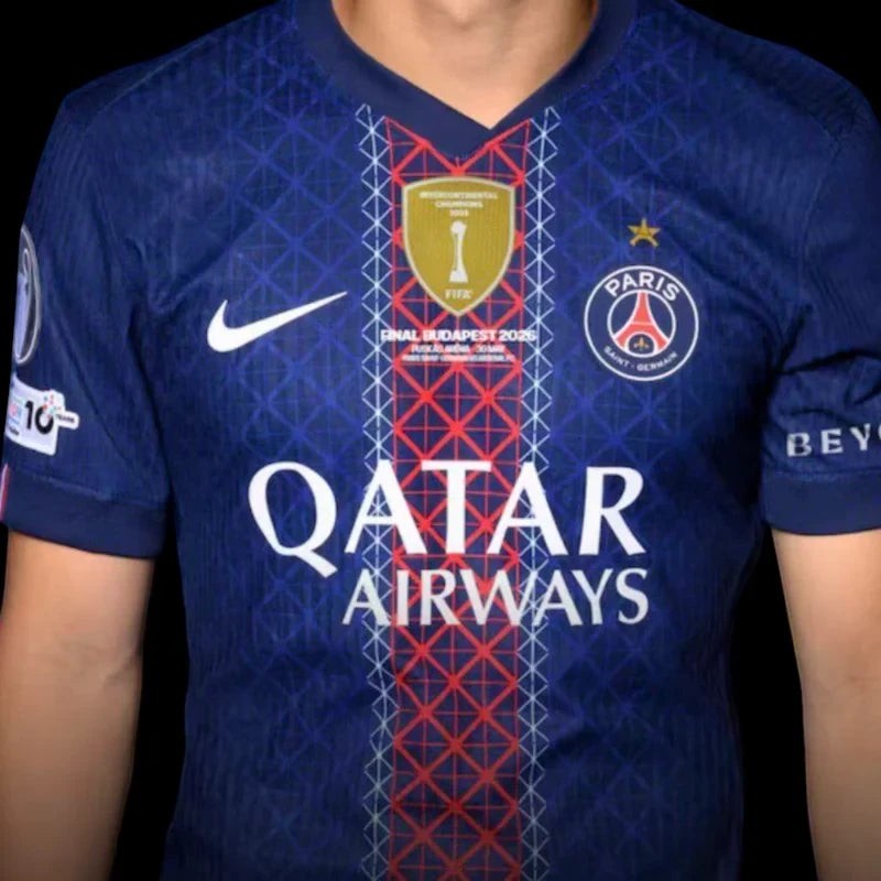 Maillot de football bleu marine Paris Saint-Germain édition spéciale finale Budapest 2026, avec logo PSG, Nike et Qatar Airways.
