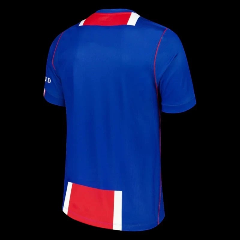 Maillot de football Paris Saint-Germain bleu pour homme, avec détails rouges et blancs. Tissu respirant, logo PSG et Swoosh Nike.