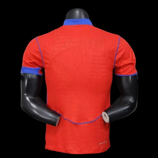Maillot de football rouge et bleu du Paris Saint-Germain pour homme, tissu respirant, col rond, manches courtes, logo PSG.