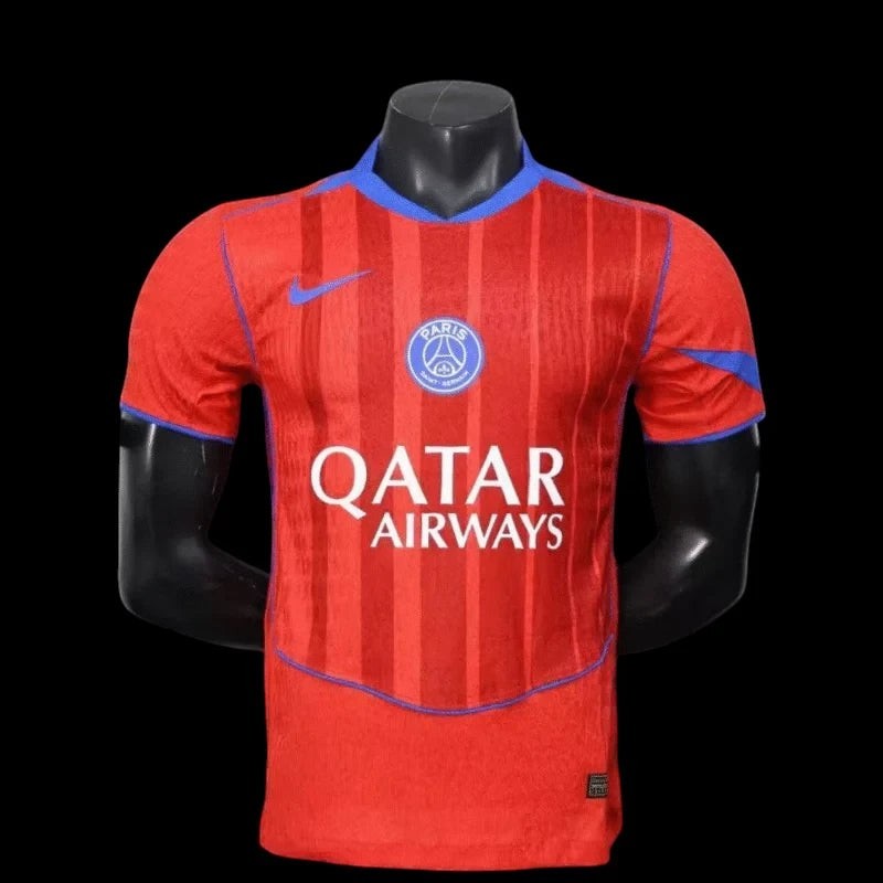 Maillot de football rouge Paris Saint-Germain pour homme avec logo PSG et sponsor Qatar Airways. Manches et col bleu électrique.
