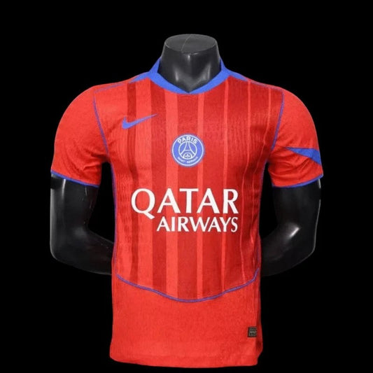 Maillot de football rouge Paris Saint-Germain pour homme avec logo PSG et sponsor Qatar Airways. Manches et col bleu électrique.