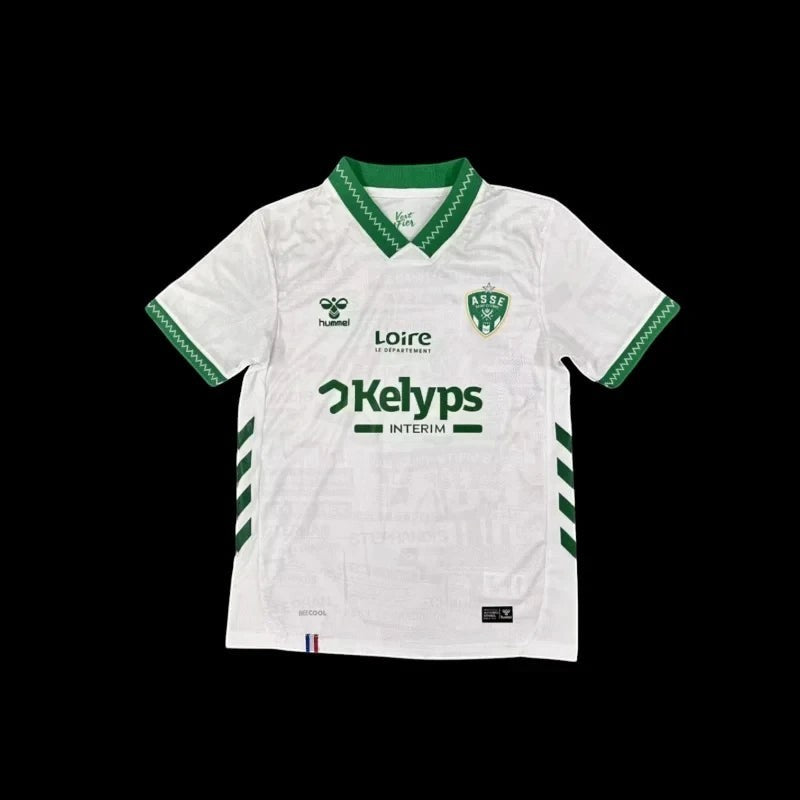 Maillot de football ASSE blanc et vert pour homme, col polo vert, manches courtes avec bandes vertes, logos sponsors, tissu respirant.