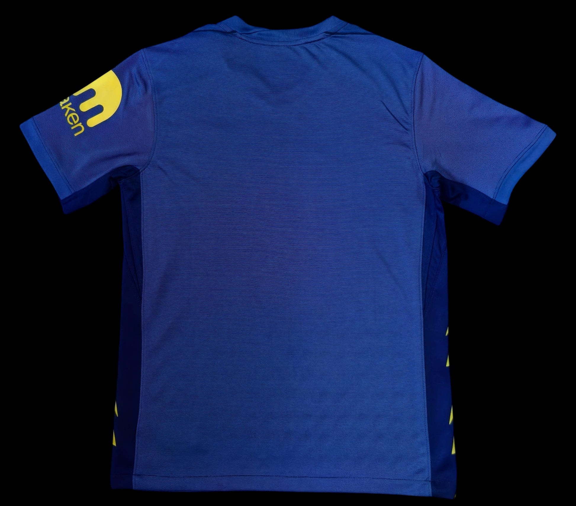 Maillot de football Atletico de Madrid bleu profond pour homme, avec détails jaunes sur les manches et les côtés. Logo de l'équipe sur la poitrine.