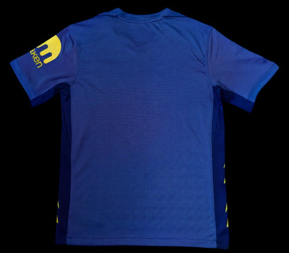 Maillot de football Atletico de Madrid bleu profond pour homme, avec détails jaunes sur les manches et les côtés. Logo de l'équipe sur la poitrine.