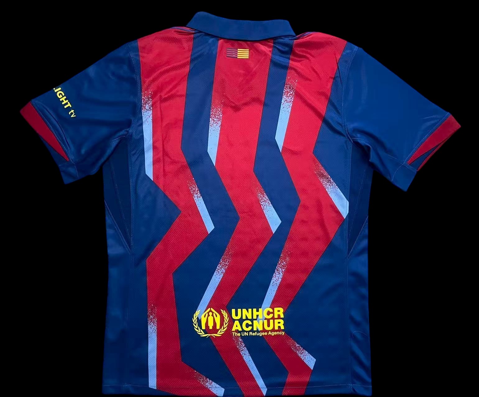 Maillot de football FC Barcelone bleu et rouge pour homme, avec un design graphique audacieux et le logo UNHCR.
