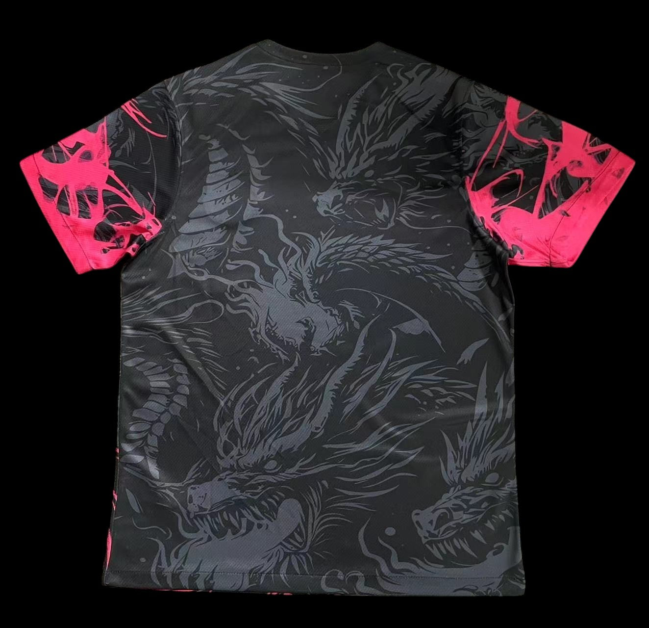Maillot de football My Store Dragon Fantaisie noir avec motifs de dragons gris et manches roses vives.