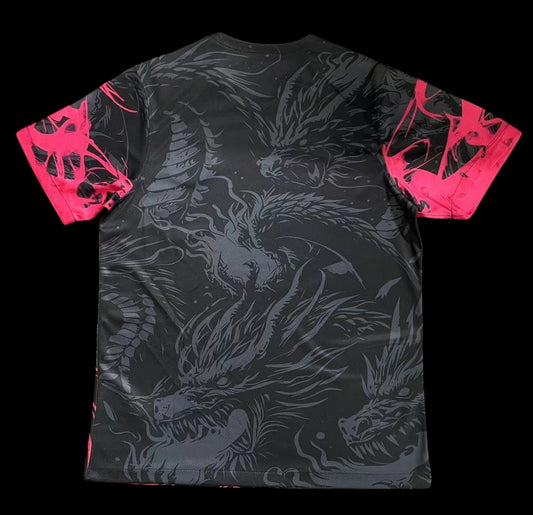 Maillot de football My Store Dragon Fantaisie noir avec motifs de dragons gris et manches roses vives.