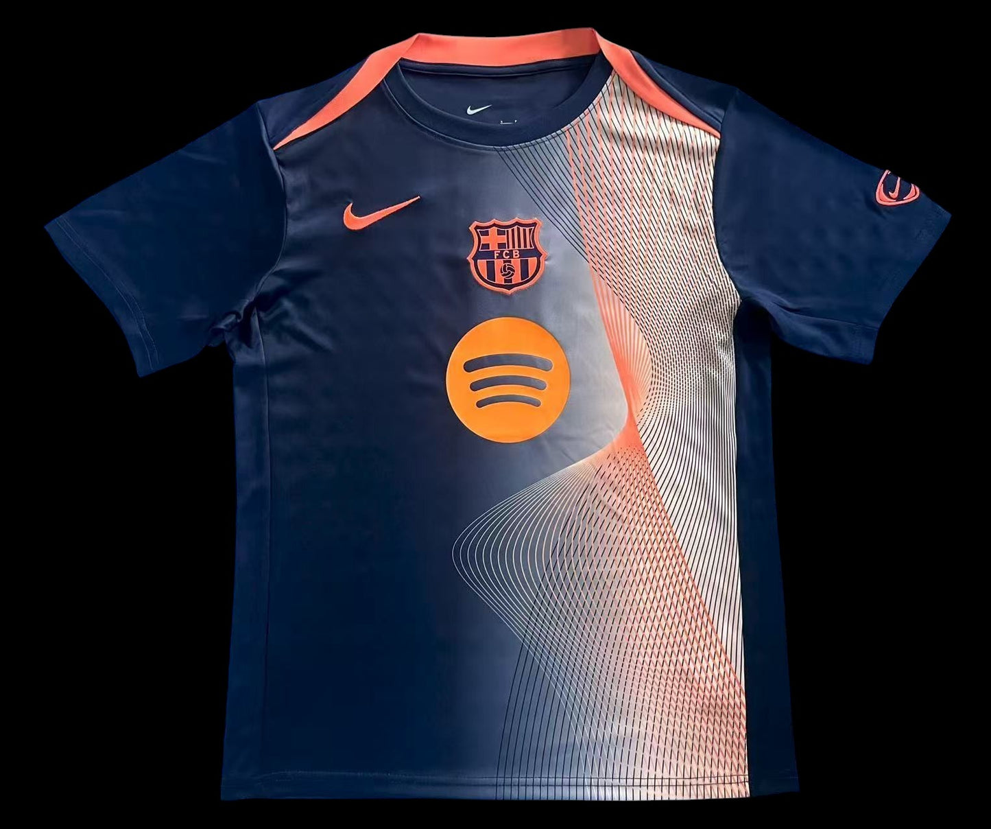 Maillot de football FC Barcelone bleu marine pour homme, avec logo Spotify et détails graphiques orange. Tissu respirant.