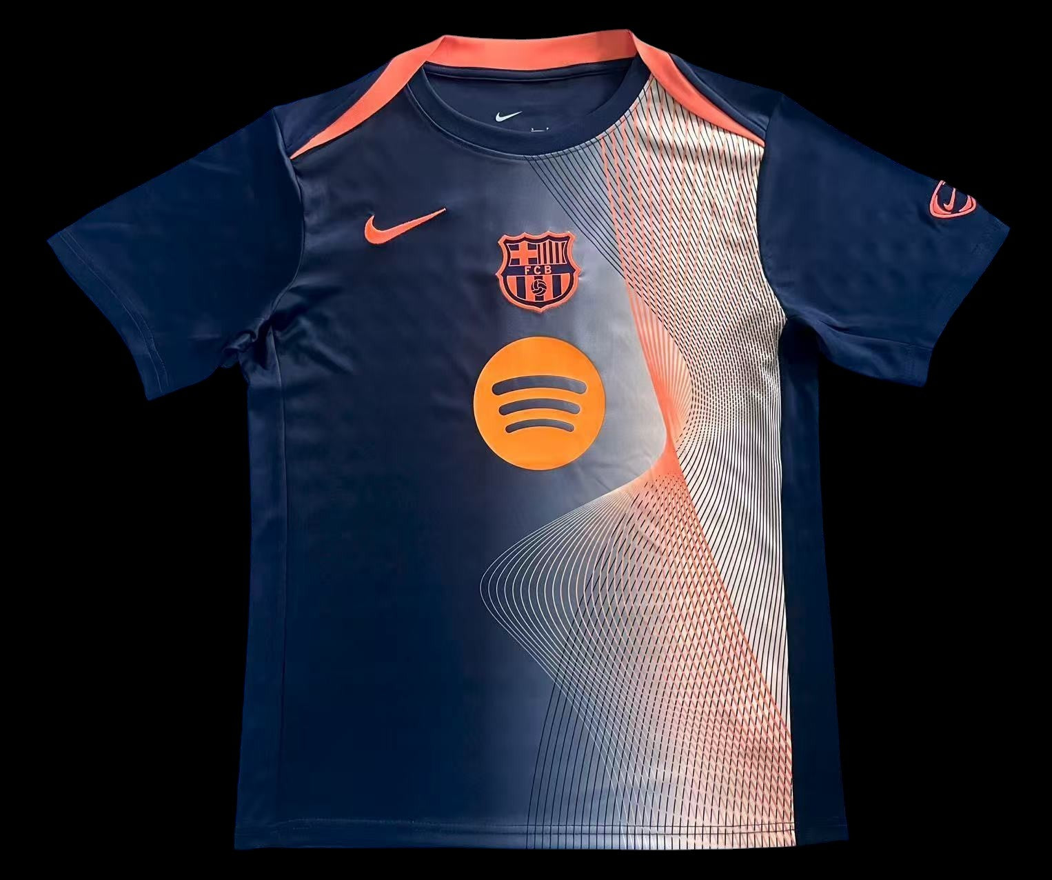 Maillot de football FC Barcelone bleu marine pour homme, avec logo Spotify et détails graphiques orange. Tissu respirant.