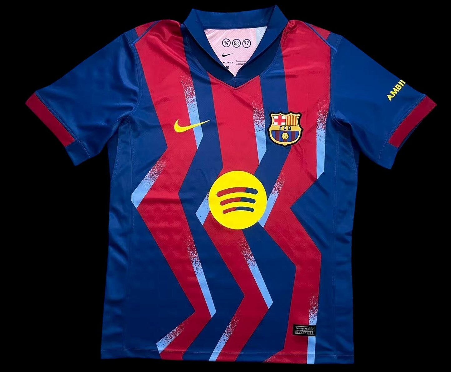Maillot de football FC Barcelone bleu et rouge pour homme, avec blason du club et logo Spotify. Manches courtes.