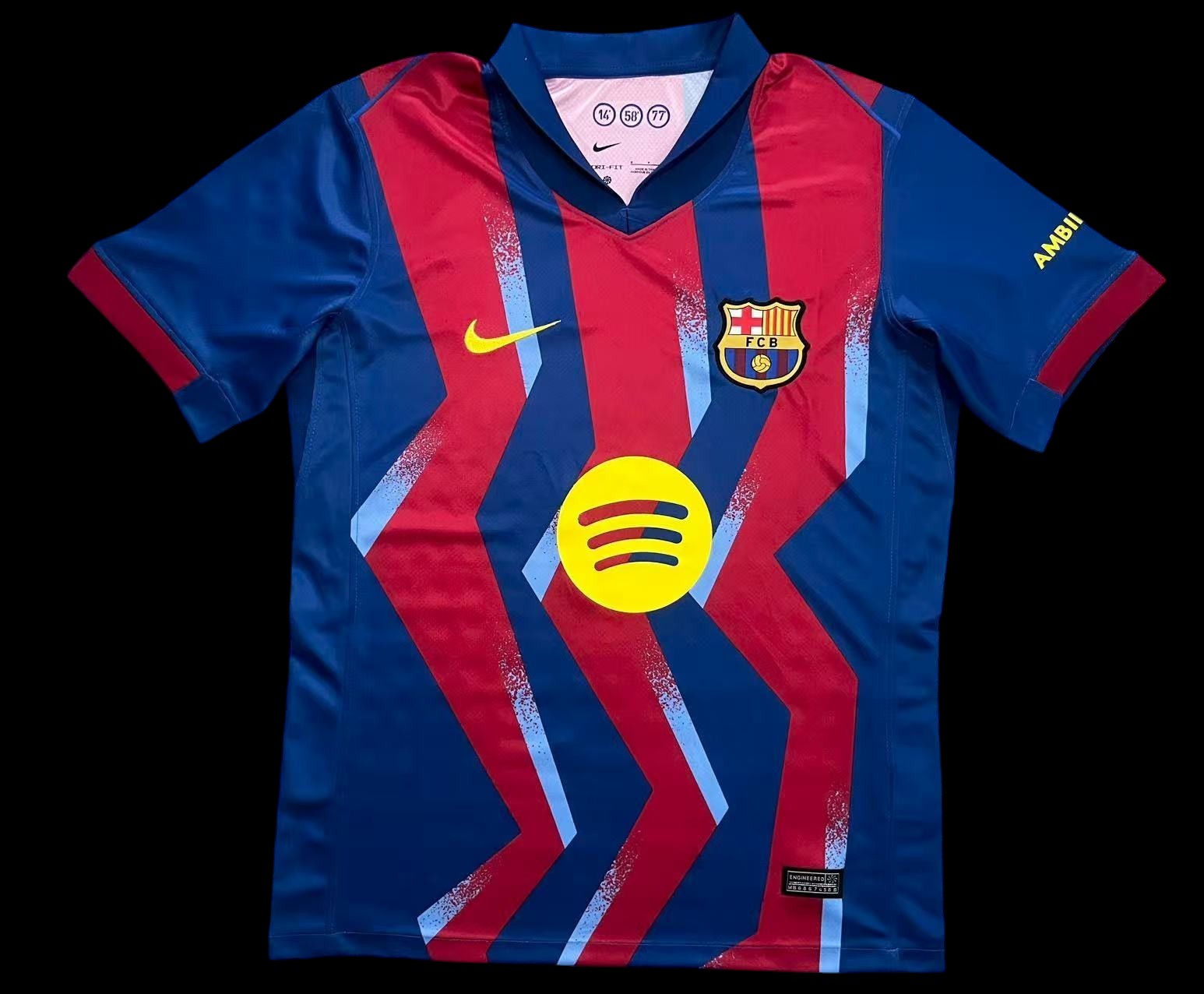 Maillot de football FC Barcelone bleu et rouge pour homme, avec blason du club et logo Spotify. Manches courtes.