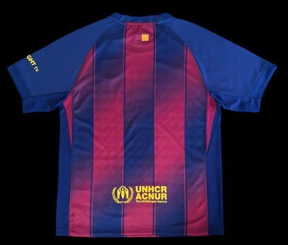 Maillot de football FC Barcelone homme bleu marine et bordeaux rayé, logo UNHCR au dos, tissu respirant