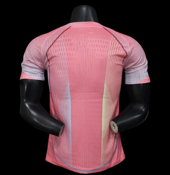 Maillot de football FC Barcelone homme rose vif, tissu respirant, détails graphiques, logo club. My Store