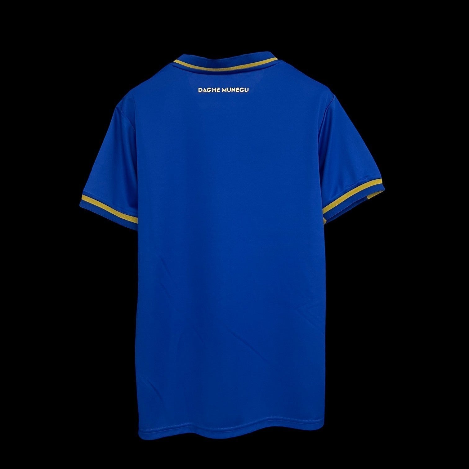 Maillot de football bleu vif pour homme AS Monaco, avec détails dorés sur le col et les manches. Tissu technique respirant.