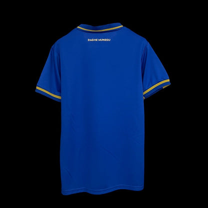 Maillot de football bleu vif pour homme AS Monaco, avec détails dorés sur le col et les manches. Tissu technique respirant.