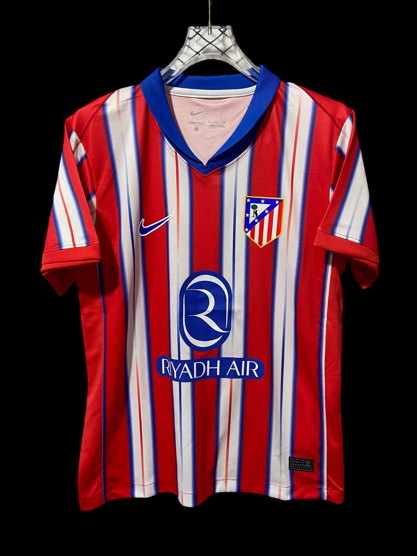 Maillot de football rayé rouge, blanc et bleu pour homme, col bleu, logo Atlético de Madrid, sponsor Riyadh Air.