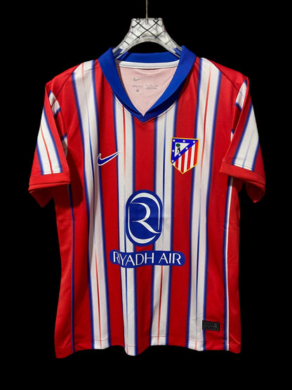 Maillot de football rayé rouge, blanc et bleu pour homme, col bleu, logo Atlético de Madrid, sponsor Riyadh Air.