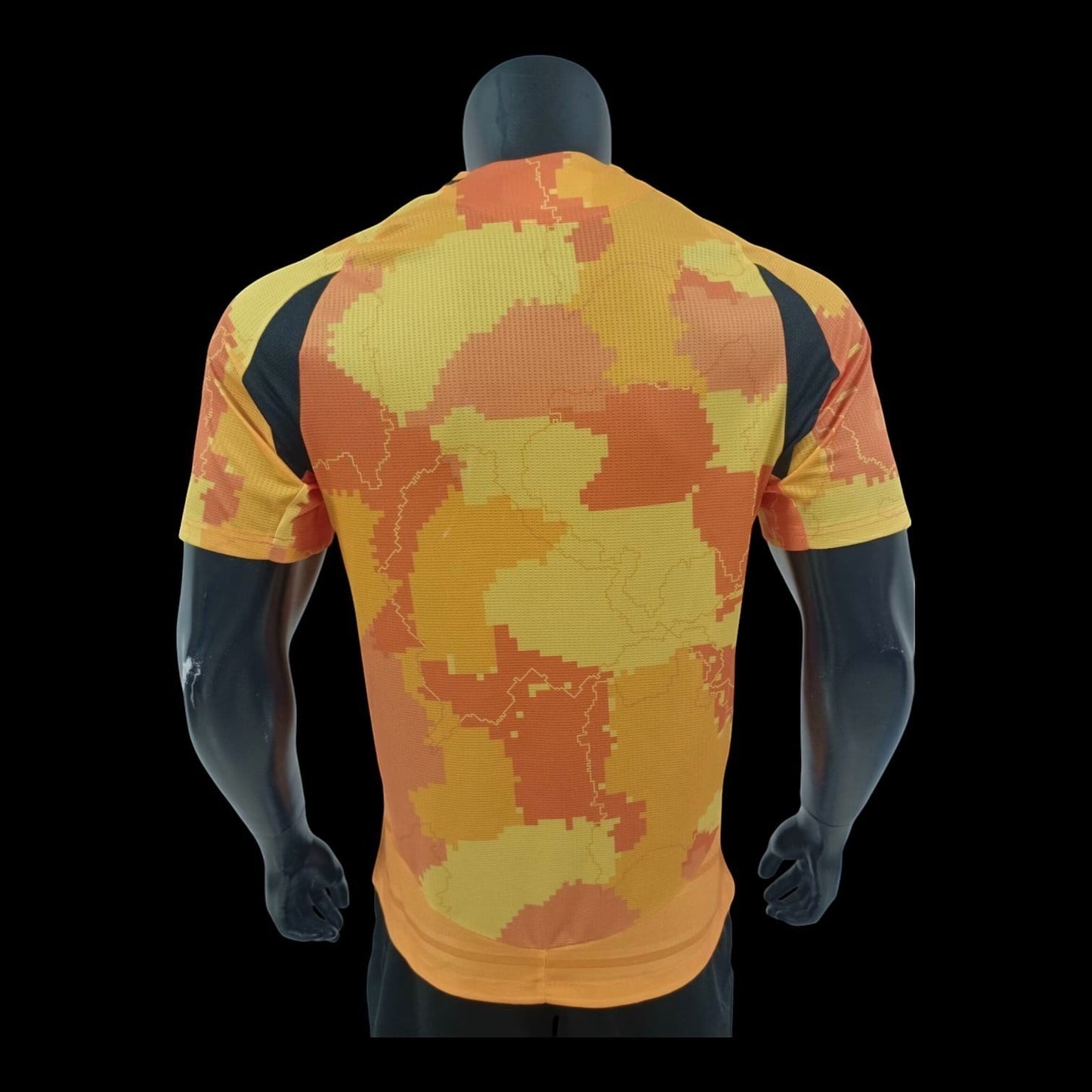 Maillot de football Paris FC Bahrain Victorious homme, motif camouflage numérique orange et jaune, panneaux latéraux noirs, tissu respirant.