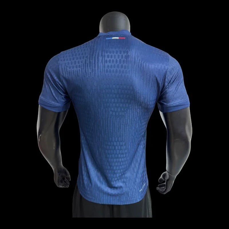 Maillot de football bleu marine My Store, avec motif texturé, col polo, logo brodé et drapeau français sur le col.