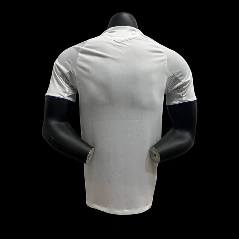 Maillot Olympique Lyonnais Adidas blanc en tissu respirant avec détails bleus sur les manches. Idéal pour supporter l'équipe.