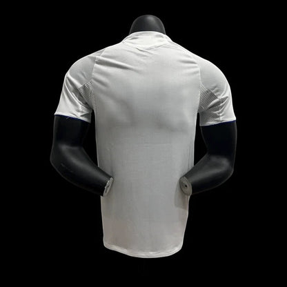 Maillot Olympique Lyonnais Adidas blanc en tissu respirant avec détails bleus sur les manches. Idéal pour supporter l'équipe.