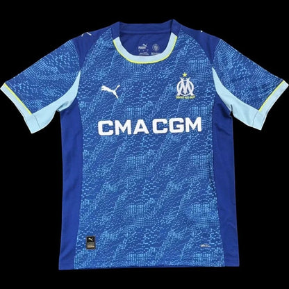 Maillot de football Olympique de Marseille bleu pour homme, saison 2023-2024, avec logo OM et Puma, sponsor CMACM. Tissu respirant.