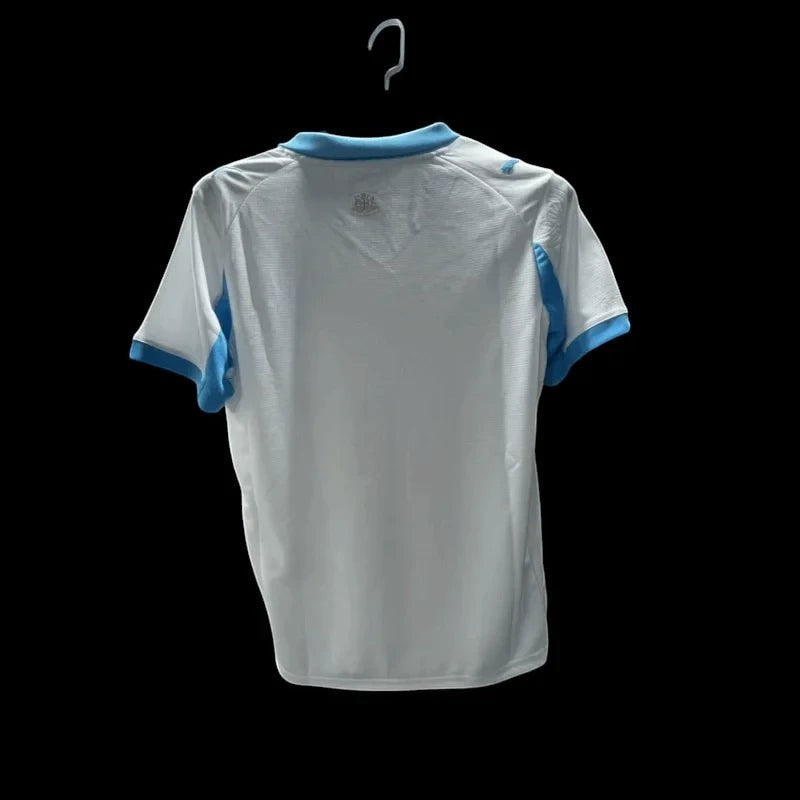 Maillot de football Olympique de Marseille blanc pour homme, col et manches bleu ciel, logo Puma et OM sur la poitrine.