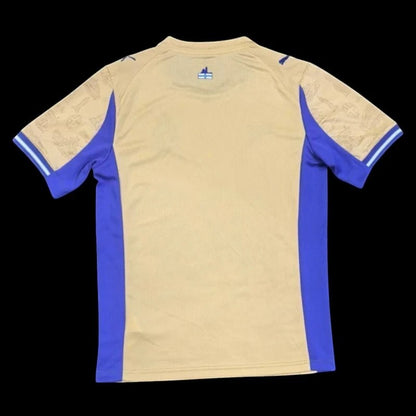 Maillot de football Olympique de Marseille doré pour homme, manches bleues avec motifs, logo Puma et sponsor CMA CGM.