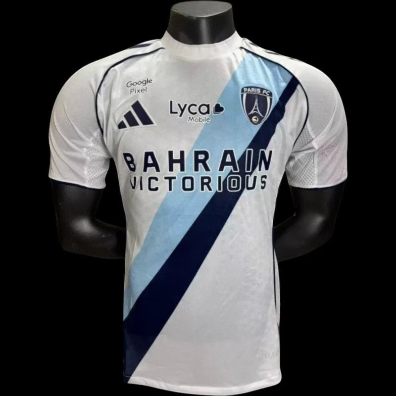 Maillot de football Paris FC blanc et bleu pour homme en polyester respirant, avec rayures contrastantes et logos sponsors.