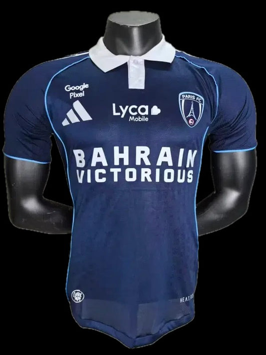 Maillot de football bleu marine Paris FC pour homme, avec col polo blanc et détails bleu clair sur les manches. Logos sponsors et écusson du club.