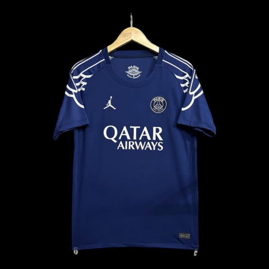 Maillot de football bleu marine Paris Saint-Germain pour homme, avec logo Qatar Airways et détails blancs sur les manches.